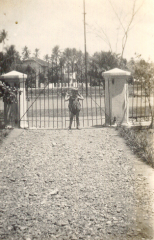 aug 37 Bubi bij het hek